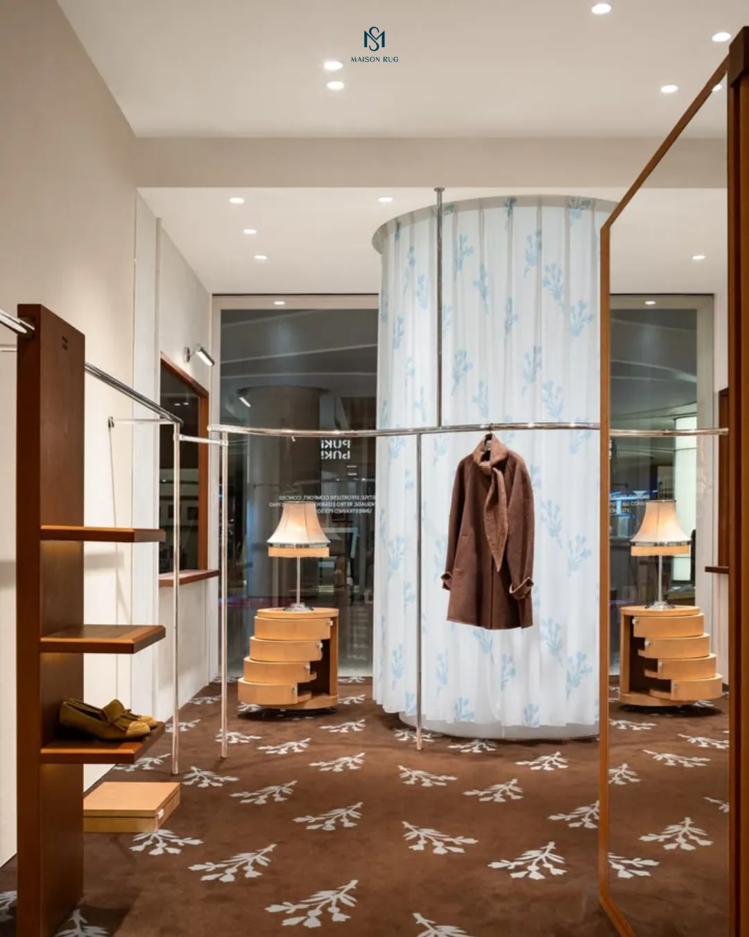 Thảm Showroom – Khi Trải Nghiệm Khách Hàng Bắt Đầu Từ Bước Chân Đầu Tiên